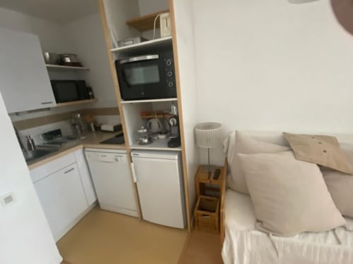 "Vue de la cuisine moderne de l'appartement 554 à Vars-les-Claux, entièrement équipée et aménagée de manière fonctionnelle, idéale pour préparer des repas en famille ou entre amis après une journée de ski."