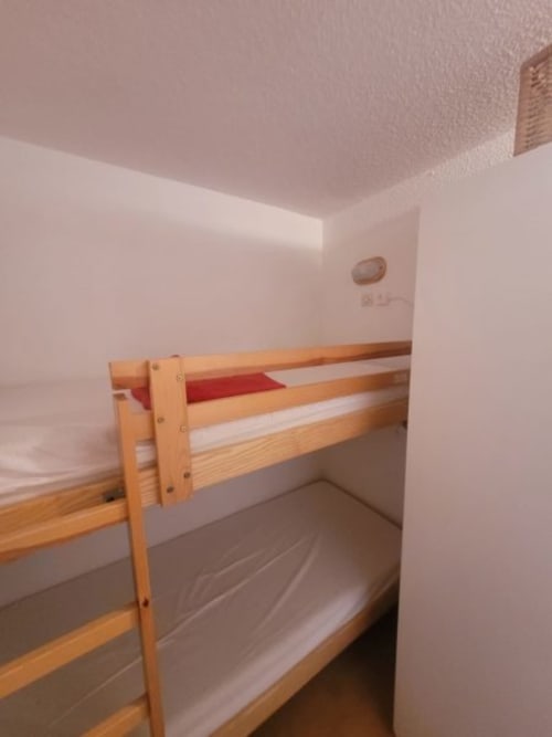 "Coin nuit de l'appartement 554 à Vars-les-Claux, équipée de 2 lits superposés, offrant un espace fonctionnel et confortable pour accueillir des enfants ou des groupes après une journée de ski."
