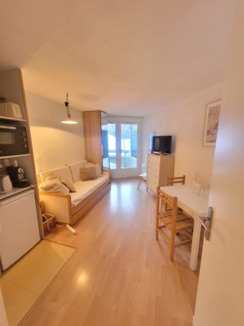 "Vue du salon de l'appartement 554 à Vars-les-Claux, avec un espace de vie lumineux et chaleureux, idéal pour se détendre après une journée en montagne."