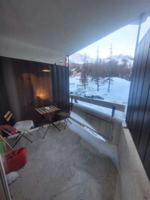 Balcon de l'appartement 554 à Vars-les-Claux,  offrant une vue dégagée sur les montagnes environnantes, parfait pour profiter de l'air frais de la station."
