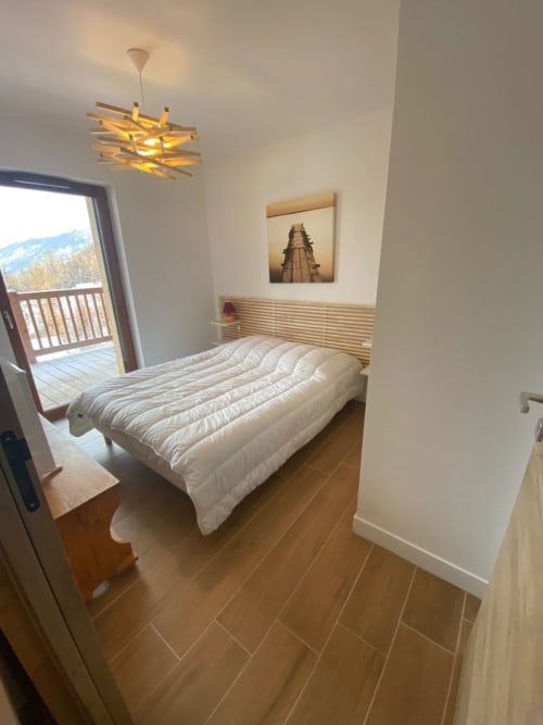  "Chambre de l'appartement 405B à Vars-les-Claux, décorée avec élégance  offrant un cadre confortable et raffiné pour un séjour reposant après une journée sur les pistes."