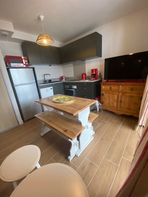  "Vue alternative de la cuisine de l'appartement 405B à Vars-les-Claux, avec des éléments de design chic et fonctionnels, offrant un espace moderne et pratique pour préparer des repas tout en profitant de l'ambiance élégante."