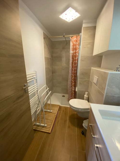 "Salle de bain de l'appartement 405B à Vars-les-Claux, avec des finitions élégantes et modernes, équipée d'une baignoire confortable, offrant un espace relaxant et raffiné pour se détendre après une journée à la montagne."