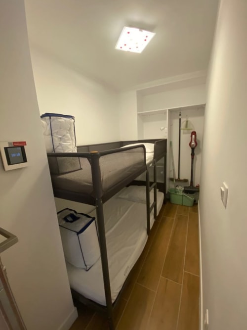 "Coin nuit de l'appartement 405B à Vars-les-Claux, équipé de 2 lits superposés, offrant un espace pratique et confortable pour les enfants ou les amis, idéal pour un séjour montagnard convivial."
