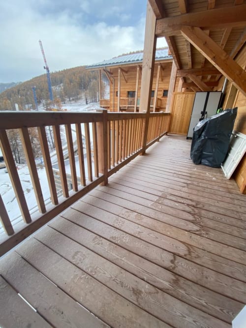 "Balcon enneigé de l'appartement 405B à Vars-les-Claux, offrant une vue magnifique sur le paysage hivernal et les montagnes environnantes, parfait pour profiter de l'air frais et de la beauté de la station."