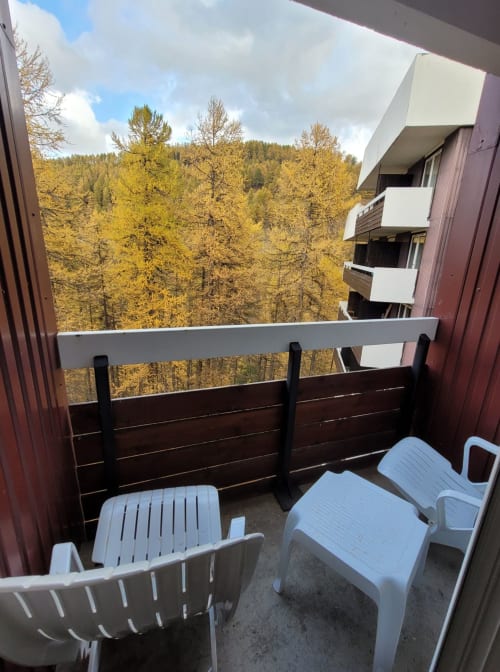 "Balcon de l'appartement 701 à Vars-les-Claux, offrant une vue panoramique sur les montagnes et la station, idéal pour profiter du paysage et de l'air frais en toutes saisons."