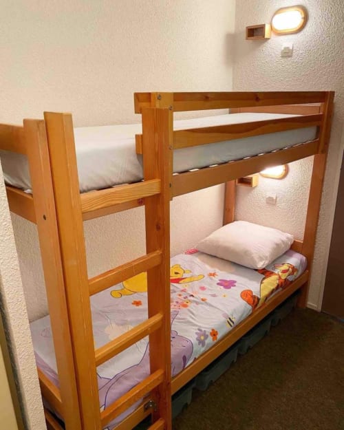 "Coin nuit de l'appartement 776 à Vars-les-Claux, offrant un lit superposé avec un espace cosy et bien aménagé avec des lits confortables, parfait pour se reposer après une journée d'activités en montagne."