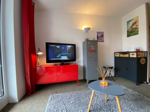  "Salon de l'appartement 776 à Vars-les-Claux, équipé d'une télévision et d'un espace confortable pour se détendre, parfait pour se reposer après une journée de ski en profitant d'un moment de divertissement."