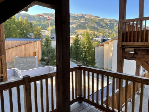 "Balcon de l'appartement 203 à Vars-les-Claux, offrant une vue panoramique sur les montagnes et la station, parfait pour profiter de l'air frais et des paysages alpins en toute saison."