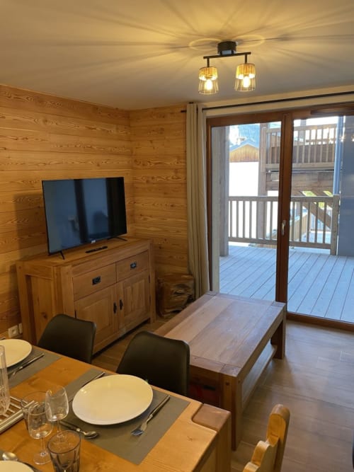 "Salon de l'appartement 203 à Vars-les-Claux, aménagé avec goût pour offrir un espace confortable et chaleureux, idéal pour se détendre après une journée sur les pistes."