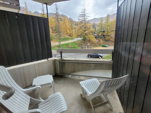 "Balcon de l'appartement 553 à Vars-les-Claux, offrant une vue dégagée sur les montagnes environnantes, parfait pour profiter de l'air frais et des paysages alpins en toute saison."