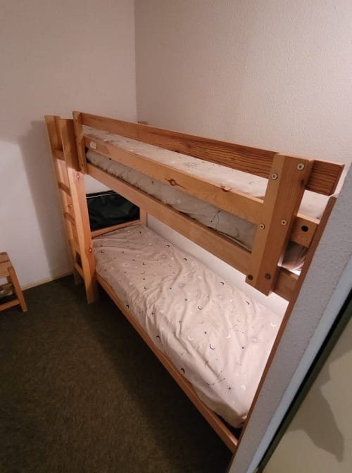  "Coin nuit de l'appartement à Vars-les-Claux, équipé de lits superposés, offrant un espace fonctionnel et cosy, parfait pour les enfants ou les amis pendant un séjour à la montagne."