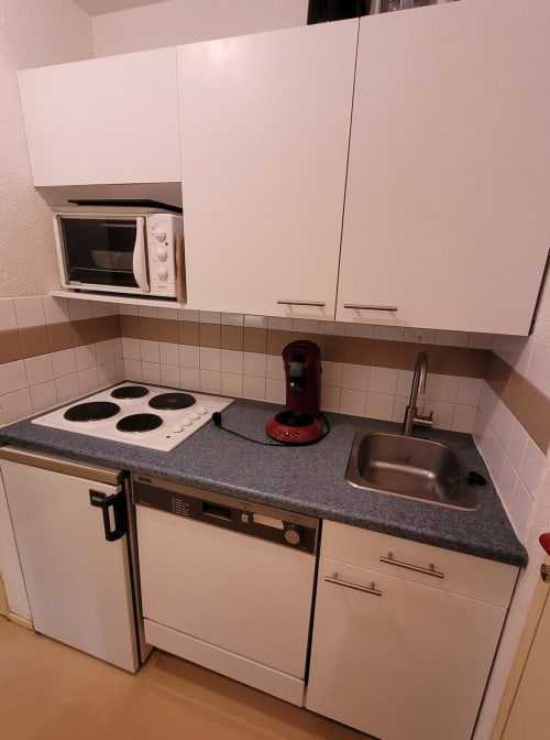 "Cuisine de l'appartement à Vars-les-Claux, entièrement équipée avec des appareils de qualité, offrant un espace fonctionnel et agréable pour préparer des repas après une journée de ski."
