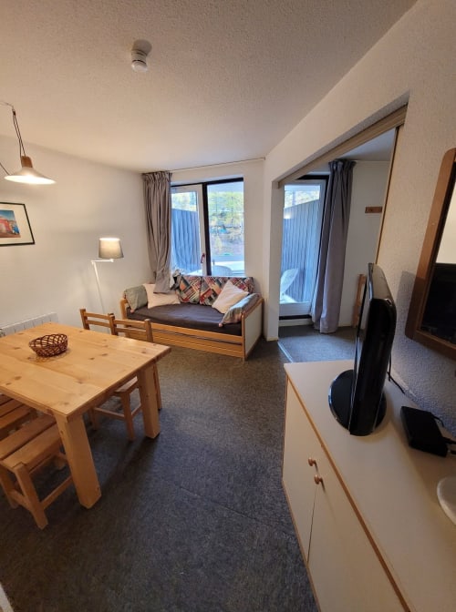 "Vue d'ensemble du salon de l'appartement 553 à Vars-les-Claux, offrant un grand espace de vie lumineux et accueillant, idéal pour se détendre en famille ou entre amis après une journée sur les pistes."