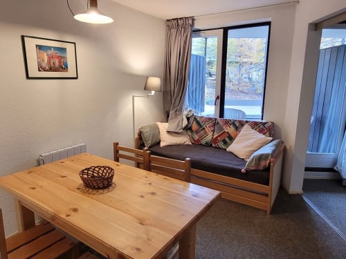 "Salon de l'appartement 553 à Vars-les-Claux, avec un espace confortable et décoré avec goût, idéal pour se détendre après une journée de ski, offrant une ambiance chaleureuse et accueillante."
