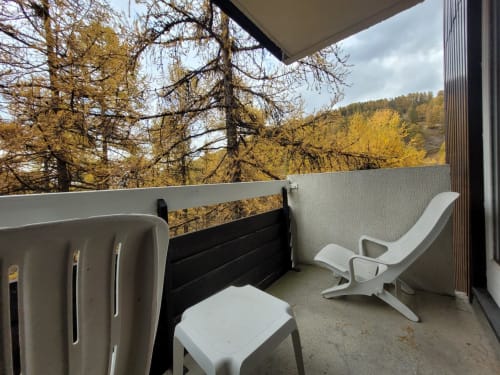 "Vue depuis le balcon de l'appartement à Vars-les-Claux, offrant un panorama spectaculaire sur les montagnes environnantes et la station, idéale pour profiter de l'air frais et de la beauté naturelle des Alpes."