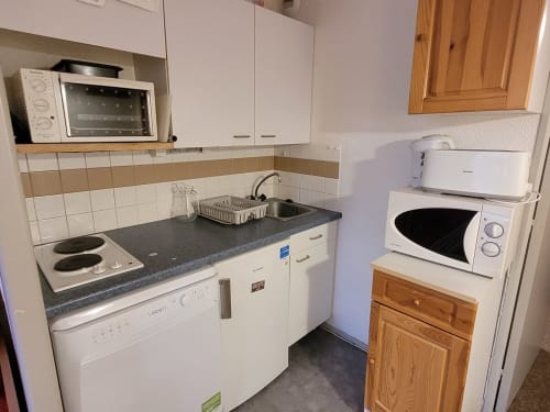  "Cuisine moderne de l'appartement à Vars-les-Claux, équipée de tout le nécessaire pour préparer vos repas, avec des finitions élégantes et un agencement fonctionnel."