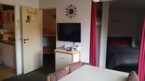 "Vue du salon de l'appartement 799 à Vars-les-Claux, offrant une perspective dégagée sur les deux chambres, créant un espace de vie ouvert et lumineux, parfait pour un séjour en famille ou entre amis."