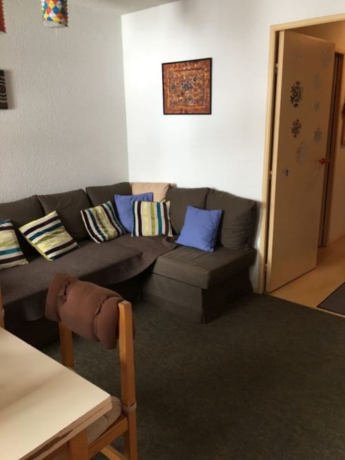  "Salon de l'appartement à Vars-les-Claux, aménagé avec un canapé d'angle spacieux, offrant un espace confortable et convivial pour se détendre après une journée sur les pistes."