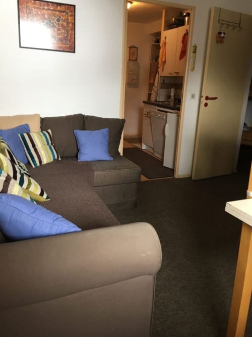 "Vue du salon et de la cuisine de l'appartement à Vars-les-Claux, combinant un espace de vie ouvert et lumineux, parfait pour se détendre et préparer des repas conviviaux après une journée de ski."