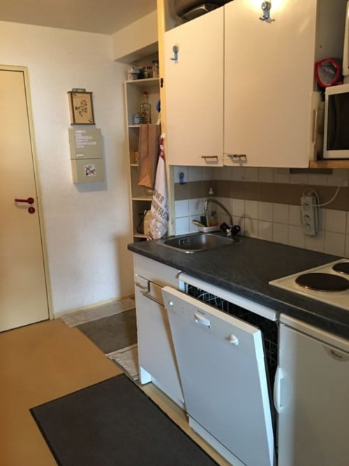 "Vue de la cuisine de l'appartement à Vars-les-Claux, équipée d'appareils modernes et d'un agencement fonctionnel, offrant un espace pratique et élégant pour préparer vos repas après une journée en montagne."