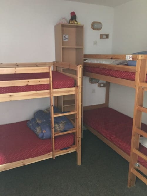 "Coin nuit de l'appartement à Vars-les-Claux, aménagé avec deux lits superposés, offrant un espace fonctionnel et cosy, idéal pour les enfants ou les amis durant un séjour à la montagne."