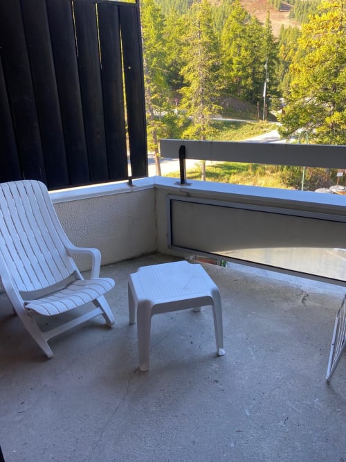 "Balcon de l'appartement à Vars-les-Claux, offrant une vue magnifique sur les montagnes environnantes, parfait pour profiter de l'air frais et des paysages alpins, que ce soit en hiver ou en été."