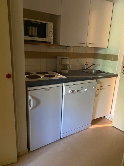 "Cuisine moderne de l'appartement à Vars-les-Claux, entièrement équipée et un agencement pratique, idéale pour préparer des repas en toute convivialité après une journée à la montagne."