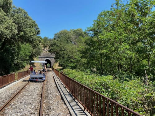 Train historique à voie étroite à l'hôtel La Romance à Bagard, France, entouré de verdure luxuriante