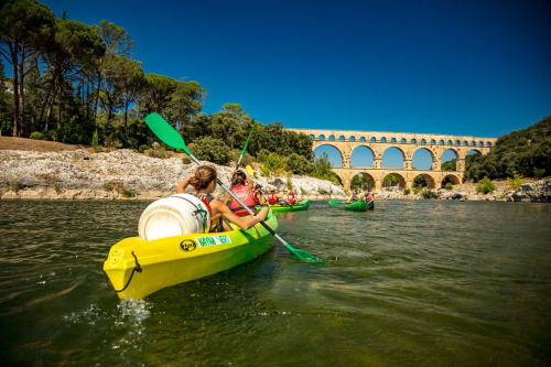 Kayak sur la rivière près du Pont du Gard avec l'aqueduc historique, hôtel La Romance, Bagard