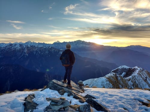 vue sur le coucher de soleil après une grande randonnée au sommets des montagnes en hiver recouvert de neige