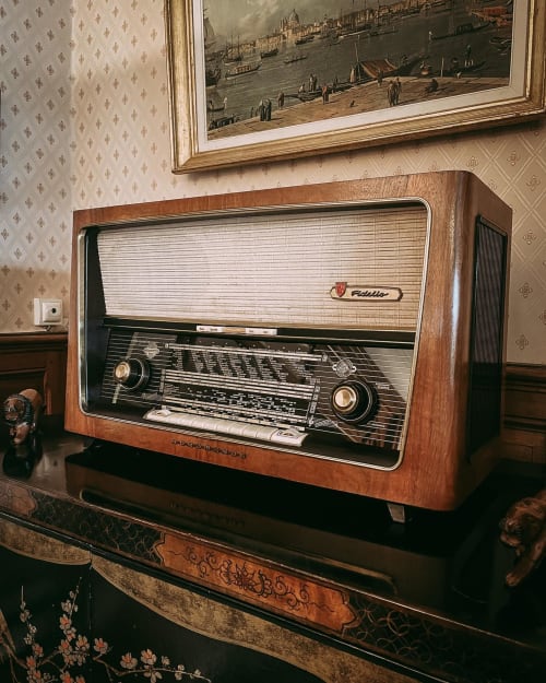 Poste radio Normende de 1954 au Domaine des Thomins Maison d'hôte Cisai Saint-Aubin Hôtel Gacé