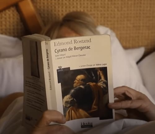 Lire Cyrano de Bergerac au lit chambre Les Bellevues Domaine des Thomins Maison d'hôte Cisai Saint-Aubin Hôtel Gacé