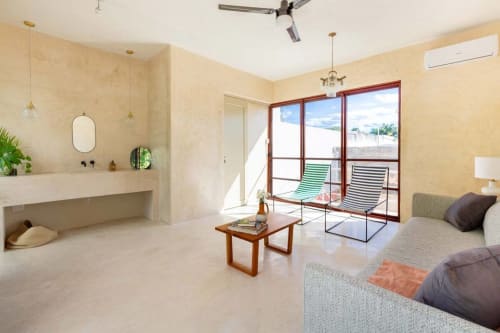 Luminosa y moderna habitación en Casa Tuch, Mérida, con terrazas, tumbonas y vistas a la piscina