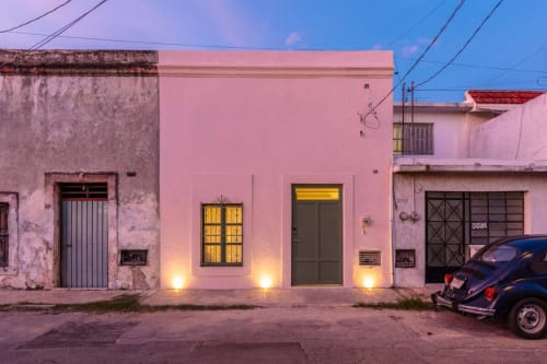 Casa Tuch BnB, fachada exterior en Mérida, México. Edificio colonial rosa con entrada iluminada al atardecer