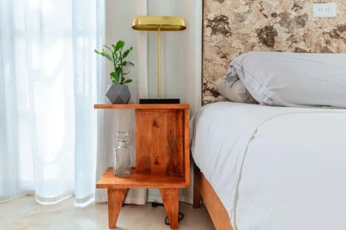 Dormitorio moderno en Casa tuch B&B en Mérida con mesita de noche de madera, lámpara de latón, planta en maceta y ropa de cama blanca