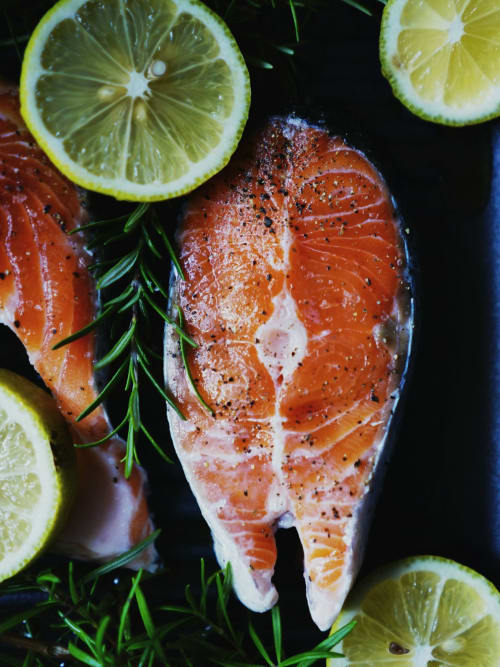 "Pièce de thon frais, préparée de manière gastronomique dans un appartement à Vars-les-Claux, pour une expérience culinaire raffinée après une journée de ski."