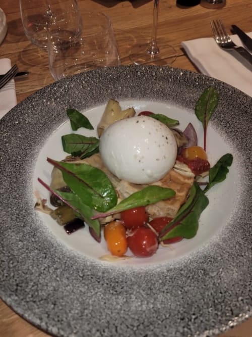 Repas gastronomique avec mozzarella di buffala fraîche, servi dans un cadre chaleureux d'un appartement à Vars-les-Claux, station de ski des Alpes."