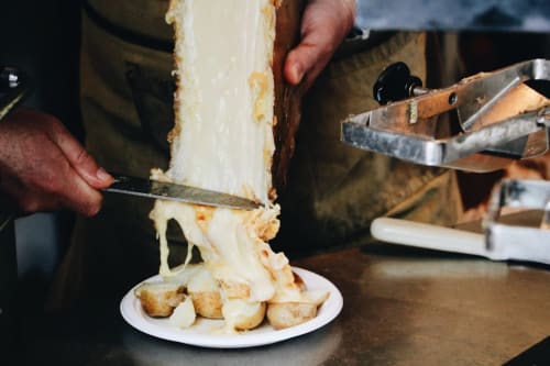 "Repas de raclette avec fromage fondant, idéal après-ski à Vars Les Claux."