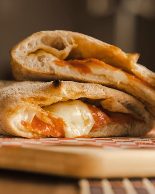 "Tartine montagnarde aux tomates et fromage fondant, servie dans un restaurant cosy à Vars Les Claux."