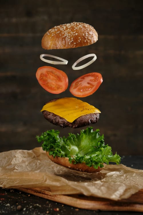 "Burger montagnard avec frites maison et fromage de la région, dans un restaurant chaleureux de Vars Les Claux."