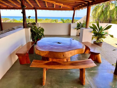 Comedor de madera con mesa de resina azul con vista al océano en Calilla & Tsuki, Puerto Escondido