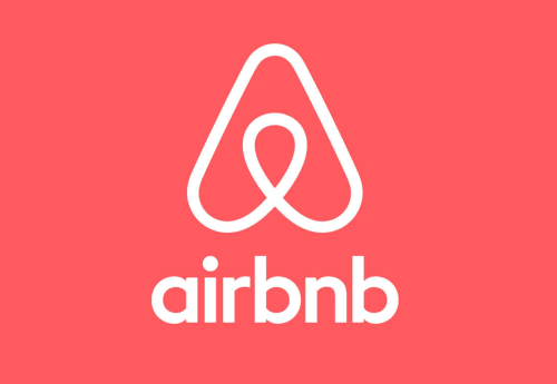 Logo de Airbnb en blanco sobre fondo coral para Calilla & Tsuki Puerto Escondido