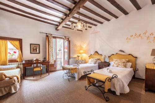 Chambre Santiago élégante à Casa Peregrinando B&B à Navarrete avec lits jumeaux, poutres apparentes et vue sur la ville
