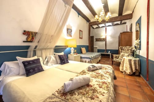 Chambre San Millan de la Casa Peregrinando B&B à Navarrete : lits jumeaux, poutres apparentes et murs bleus