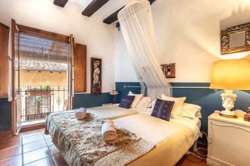Chambre San Millan à Casa Peregrinando à Navarrete avec lits jumeaux, balcon donnant sur la ville et décoration espagnole traditionnelle