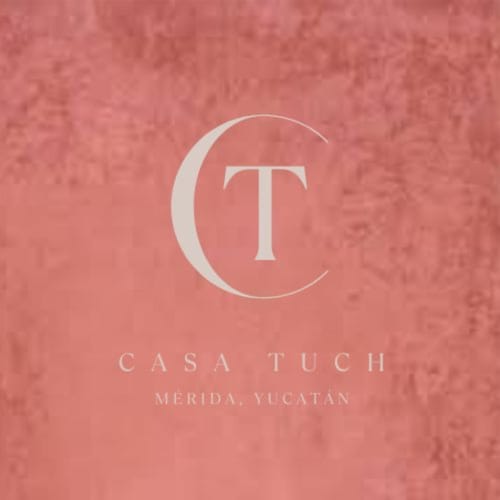 Logo de Casa Tuch con luna creciente y letra T sobre fondo texturizado coral, Mérida Yucatán