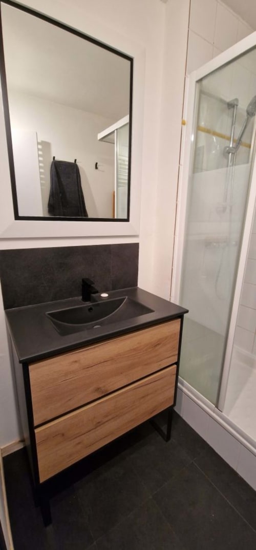 Coin nuit en bois de l'appartement à Vars-les-Claux, offrant un espace cosy et naturel avec des finitions en bois chaleureux, idéal pour une bonne nuit de repos après une journée de ski.