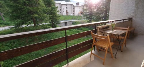 "Balcon de l'appartement à Vars-les-Claux, équipé d'une petite table idéale pour prendre le déjeuner en plein air, offrant une vue agréable et un espace intime pour profiter du calme et de la beauté des montagnes."