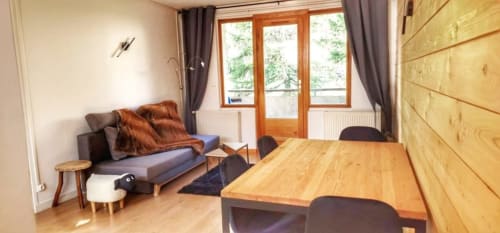  "Salon de l'appartement Edelweiss à Vars-les-Claux, spacieux et lumineux, offrant un espace confortable et chaleureux pour se détendre après une journée sur les pistes."